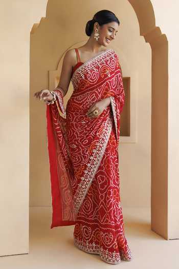 Shop Geroo Jaipur White Georgette One Bandhani Gota Patti Saree And Blouse Set With Petticoat Online at Aza Fashions Shop_Geroo Jaipur_White Georgette One Bandhani Gota Patti Saree And Blouse Set With Petticoat _Online_at_Aza_Fashions