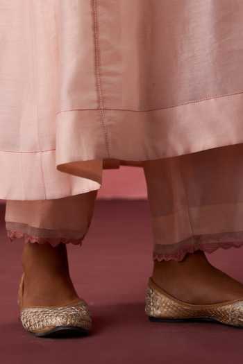 Janki India Peach Cotton, Organza, Chanderi V-neck Scallop Neckline Embroidered Kurta Set Online at Aza Fashions Janki India_Peach Cotton, Organza, Chanderi V-neck Scallop Neckline Embroidered Kurta Set _Online_at_Aza_Fashions