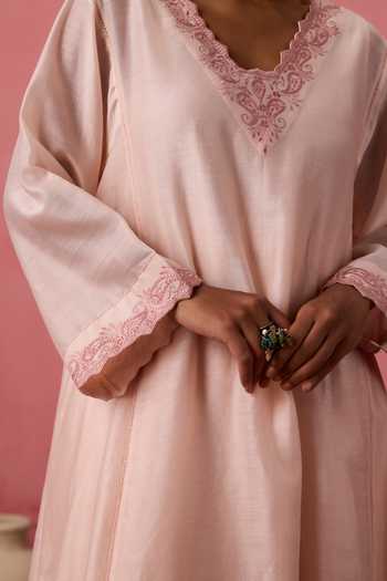 Shop Janki India Peach Cotton, Organza, Chanderi V-neck Scallop Neckline Embroidered Kurta Set Online at Aza Fashions Shop_Janki India_Peach Cotton, Organza, Chanderi V-neck Scallop Neckline Embroidered Kurta Set _Online_at_Aza_Fashions
