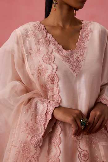 Buy Janki India Peach Cotton, Organza, Chanderi V-neck Scallop Neckline Embroidered Kurta Set Buy_Janki India_Peach Cotton, Organza, Chanderi V-neck Scallop Neckline Embroidered Kurta Set