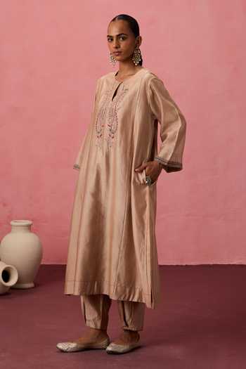 Buy Janki India Gold Organza, Chanderi Keyhole Neck Dori Resham Embroidered Kurta Set Online at Aza Fashions Buy_Janki India_Gold Organza, Chanderi Keyhole Neck Dori Resham Embroidered Kurta Set _Online_at_Aza_Fashions