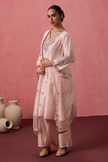Janki India Peach Organza, Chanderi V-neck Neckline Embroidered Kurta Set Online at Aza Fashions Janki India_Peach Organza, Chanderi V-neck Neckline Embroidered Kurta Set _Online_at_Aza_Fashions