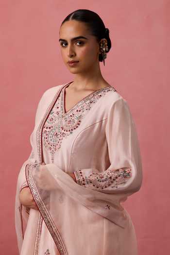 Buy Janki India Peach Organza, Chanderi V-neck Neckline Embroidered Kurta Set Online at Aza Fashions Buy_Janki India_Peach Organza, Chanderi V-neck Neckline Embroidered Kurta Set _Online_at_Aza_Fashions