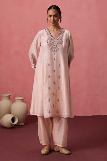 Shop Janki India Peach Organza, Chanderi V-neck Neckline Embroidered Kurta Set Online at Aza Fashions Shop_Janki India_Peach Organza, Chanderi V-neck Neckline Embroidered Kurta Set _Online_at_Aza_Fashions