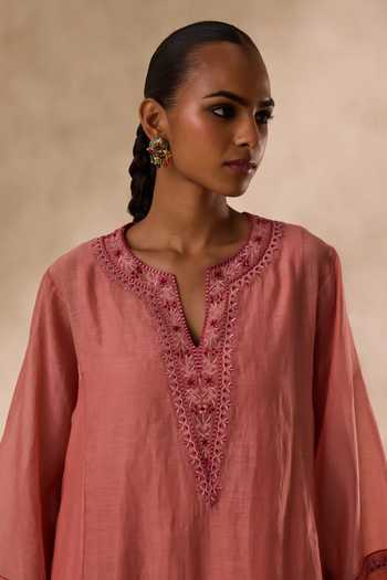 Janki India Peach Cotton, Organza, Chanderi Split V-neck, Yes Embroidered Kurta Set Online at Aza Fashions Janki India_Peach Cotton, Organza, Chanderi Split V-neck, Yes Embroidered Kurta Set _Online_at_Aza_Fashions