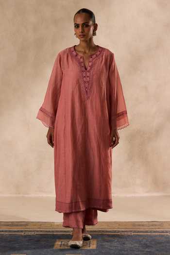 Janki India Peach Cotton, Organza, Chanderi Split V-neck, Yes Embroidered Kurta Set at Aza Fashions Janki India_Peach Cotton, Organza, Chanderi Split V-neck, Yes Embroidered Kurta Set _at_Aza_Fashions