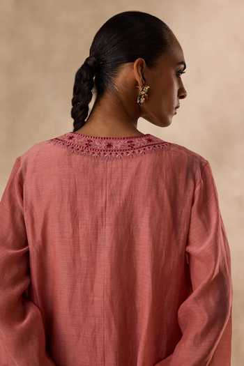 Shop Janki India Peach Cotton, Organza, Chanderi Split V-neck, Yes Embroidered Kurta Set Shop_Janki India_Peach Cotton, Organza, Chanderi Split V-neck, Yes Embroidered Kurta Set