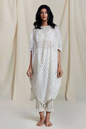 Buy MATI Off White Handloom Mul Tunic at Aza Fashions Buy_MATI_Off White Handloom Mul Tunic_at_Aza_Fashions