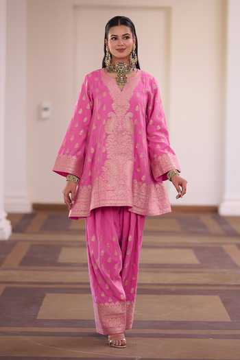 Safaa_Fuchsia Vegan Silk V-neck, Yes Rose Petha Woven Kurta Set _Online_at_Aza_Fashions