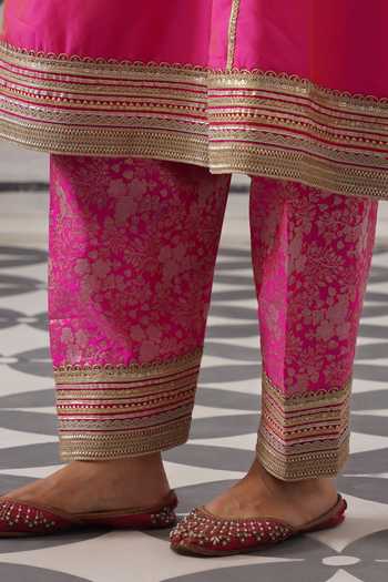 Shop Palak & Mehak Pink Chanderi, Muslin (mulmul) Split V-neck Fazilka Gota Work A-line Kurta Set Shop_Palak & Mehak_Pink Chanderi, Muslin (mulmul) Split V-neck Fazilka Gota Work A-line Kurta Set