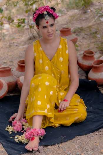 Buy_Soniya G_Yellow Silk Zari V-neck Woven Straight Kurta And Palazzo Set 