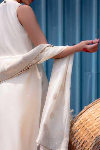 Soniya G_Ivory Silk Sweetheart Neck Zari Woven Cape Pant Set _Online_at_Aza_Fashions