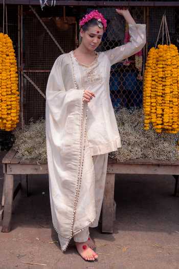 Buy_Soniya G_Ivory Silk Round Neck, Yes Banarsi Woven Kurta Set 