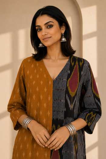 Vaaya Multi Color V-neck Auro Handwoven Ikat Kurta And Pant Set at Aza Fashions Vaaya_Multi Color V-neck Auro Handwoven Ikat Kurta And Pant Set _at_Aza_Fashions
