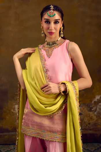 Muskann Kapadiaa_Pink Chiffon, Chanderi Silk V-neck, Yes Komal Lace Embellished Kurta Set _Online_at_Aza_Fashions