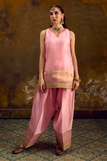 Buy_Muskann Kapadiaa_Pink Chiffon, Chanderi Silk V-neck, Yes Komal Lace Embellished Kurta Set _Online_at_Aza_Fashions