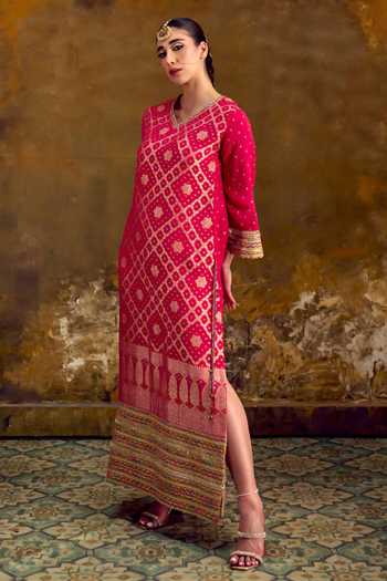 Muskann Kapadiaa Pink V-neck Jhilmil Bandhani Woven Kaftan Online at Aza Fashions Muskann Kapadiaa_Pink V-neck Jhilmil Bandhani Woven Kaftan _Online_at_Aza_Fashions