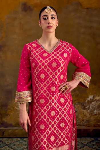 Buy Muskann Kapadiaa Pink V-neck Jhilmil Bandhani Woven Kaftan Online at Aza Fashions Buy_Muskann Kapadiaa_Pink V-neck Jhilmil Bandhani Woven Kaftan _Online_at_Aza_Fashions