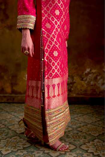 Muskann Kapadiaa Pink V-neck Jhilmil Bandhani Woven Kaftan at Aza Fashions Muskann Kapadiaa_Pink V-neck Jhilmil Bandhani Woven Kaftan _at_Aza_Fashions