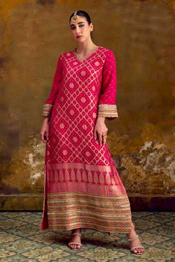 Muskann Kapadiaa Jhilmil Bandhani Woven Kaftan 