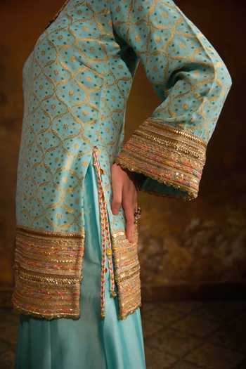 Muskann Kapadiaa_Blue Chanderi Silk V-neck, Yes Bandhani Pattern Kurta Set _Online_at_Aza_Fashions