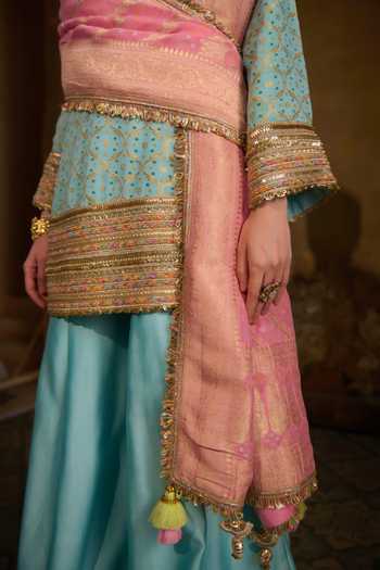 Shop_Muskann Kapadiaa_Blue Chanderi Silk V-neck, Yes Bandhani Pattern Kurta Set _Online_at_Aza_Fashions