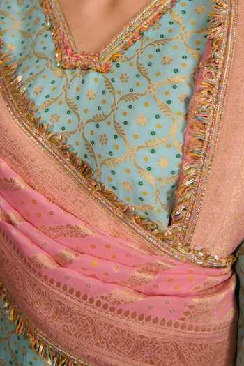 Muskann Kapadiaa_Blue Chanderi Silk V-neck, Yes Bandhani Pattern Kurta Set _at_Aza_Fashions