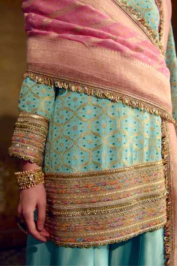 Buy_Muskann Kapadiaa_Blue Chanderi Silk V-neck, Yes Bandhani Pattern Kurta Set 