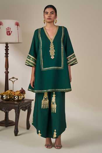Masaba Green Viscose V-neck, Yes Kathakali Muse Kurta And Pant Set Online at Aza Fashions Masaba_Green Viscose V-neck, Yes Kathakali Muse Kurta And Pant Set _Online_at_Aza_Fashions
