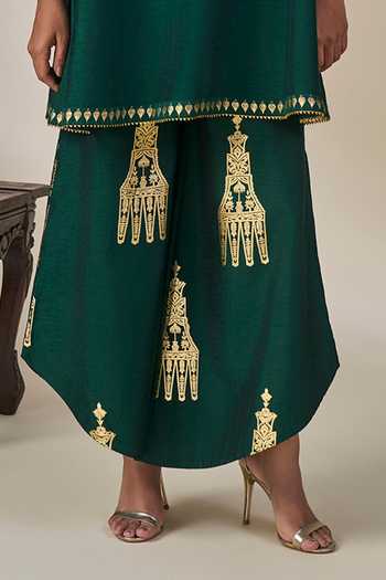 Shop Masaba Green Viscose V-neck, Yes Kathakali Muse Kurta And Pant Set Online at Aza Fashions Shop_Masaba_Green Viscose V-neck, Yes Kathakali Muse Kurta And Pant Set _Online_at_Aza_Fashions