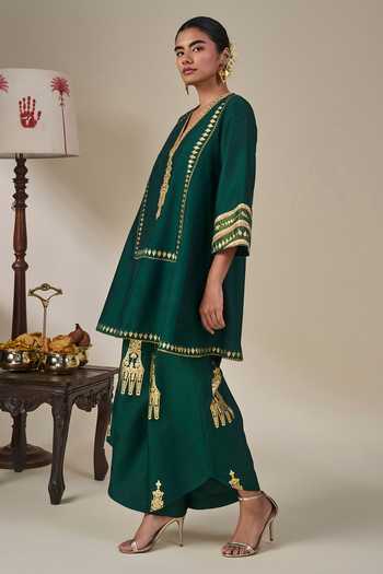 Masaba Green Viscose V-neck, Yes Kathakali Muse Kurta And Pant Set at Aza Fashions Masaba_Green Viscose V-neck, Yes Kathakali Muse Kurta And Pant Set _at_Aza_Fashions