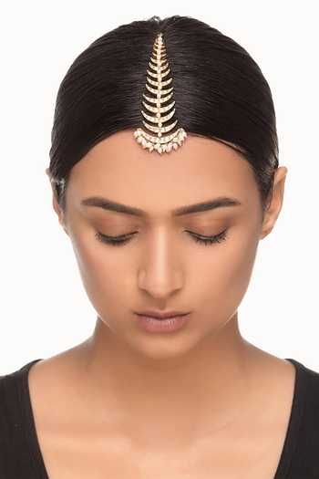 Raabta By Rahul Chaand Shaped Maangtikka