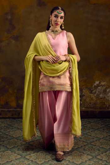 Muskann Kapadiaa Komal Lace Embellished Kurta Set 