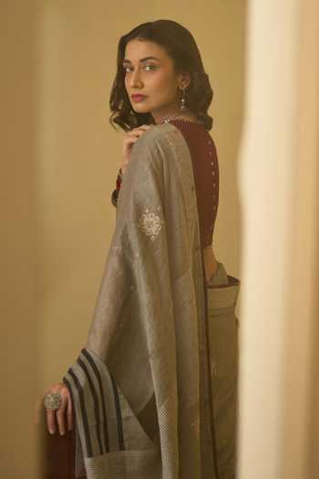 Swatti Kapoor Black Silk, Cotton V-neck Sudha Handwoven Saree With Janki Blouse Online at Aza Fashions Swatti Kapoor_Black Silk, Cotton V-neck Sudha Handwoven Saree With Janki Blouse _Online_at_Aza_Fashions