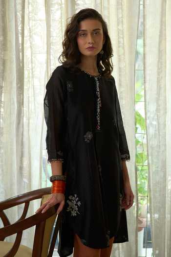 Swatti Kapoor_Black Chanderi, Cotton Round Neck Sira Hand Block Print Kurta Set _Online_at_Aza_Fashions