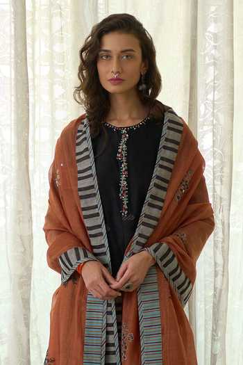 Buy_Swatti Kapoor_Black Chanderi, Cotton Round Neck Sira Hand Block Print Kurta Set _Online_at_Aza_Fashions