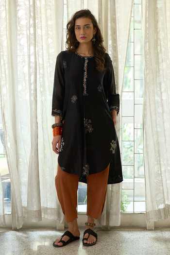 Buy_Swatti Kapoor_Black Chanderi, Cotton Round Neck Sira Hand Block Print Kurta Set 