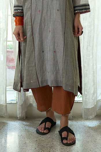 Swatti Kapoor_Black Silk, Cotton, Chanderi Round Neck, Yes Saroj Handwoven Kurta Pant Set _Online_at_Aza_Fashions