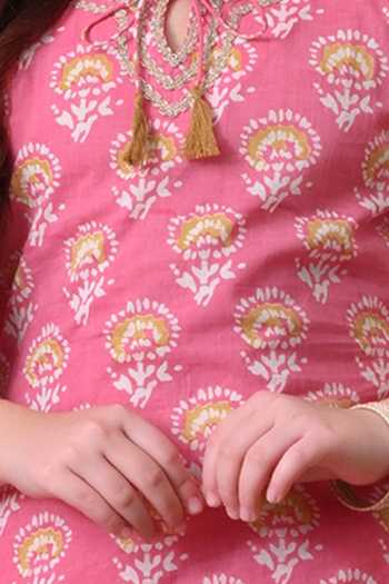 Petite Pomme Pink Cotton, Net, Polyester Floral Print Kurta Set Online at Aza Fashions Petite Pomme_Pink Cotton, Net, Polyester Floral Print Kurta Set _Online_at_Aza_Fashions