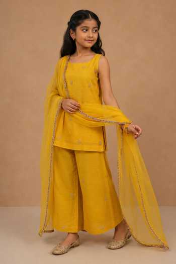 Charu Makkar Embroidered Kurta Set