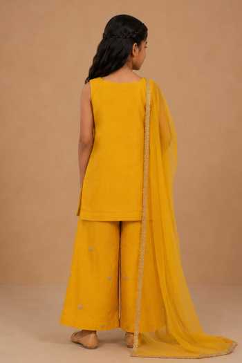 Charu Makkar Embroidered Kurta Set