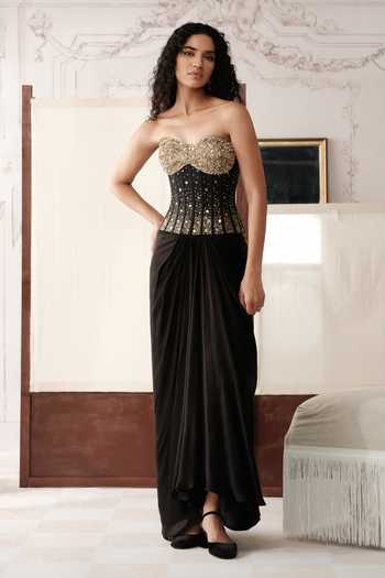 Buy Basanti Kapde aur Koffee Black Silk Sequins The Sculpted Noir Pre-draped Saree With Embroidered Corset Online at Aza Fashions Buy_Basanti Kapde aur Koffee_Black Silk Sequins The Sculpted Noir Pre-draped Saree With Embroidered Corset _Online_at_Aza_Fashions