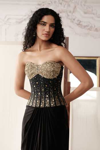 Shop Basanti Kapde aur Koffee Black Silk Sequins The Sculpted Noir Pre-draped Saree With Embroidered Corset Online at Aza Fashions Shop_Basanti Kapde aur Koffee_Black Silk Sequins The Sculpted Noir Pre-draped Saree With Embroidered Corset _Online_at_Aza_Fashions