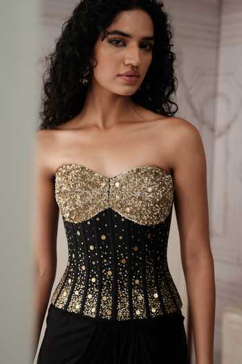 Basanti Kapde aur Koffee Black Silk Sequins The Sculpted Noir Pre-draped Saree With Embroidered Corset at Aza Fashions Basanti Kapde aur Koffee_Black Silk Sequins The Sculpted Noir Pre-draped Saree With Embroidered Corset _at_Aza_Fashions