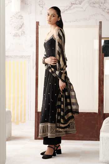 Basanti Kapde aur Koffee Black Viscose Georgette, Tissue The Majestic Obsidian Embroidered Anarkali Set Online at Aza Fashions Basanti Kapde aur Koffee_Black Viscose Georgette, Tissue The Majestic Obsidian Embroidered Anarkali Set _Online_at_Aza_Fashions