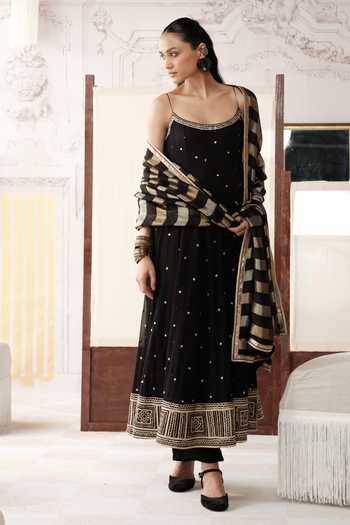Shop Basanti Kapde aur Koffee Black Viscose Georgette, Tissue The Majestic Obsidian Embroidered Anarkali Set Online at Aza Fashions Shop_Basanti Kapde aur Koffee_Black Viscose Georgette, Tissue The Majestic Obsidian Embroidered Anarkali Set _Online_at_Aza_Fashions