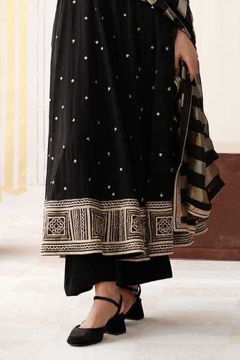 Basanti Kapde aur Koffee Black Viscose Georgette, Tissue The Majestic Obsidian Embroidered Anarkali Set at Aza Fashions Basanti Kapde aur Koffee_Black Viscose Georgette, Tissue The Majestic Obsidian Embroidered Anarkali Set _at_Aza_Fashions