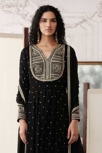Basanti Kapde aur Koffee Black Viscose Georgette V-neck The Legacy Embroidered Anarkali Set at Aza Fashions Basanti Kapde aur Koffee_Black Viscose Georgette V-neck The Legacy Embroidered Anarkali Set _at_Aza_Fashions