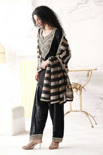 Basanti Kapde aur Koffee Black Viscose Georgette, Tissue, Crepe The Golden Hour Embroidered Kurta Set at Aza Fashions Basanti Kapde aur Koffee_Black Viscose Georgette, Tissue, Crepe The Golden Hour Embroidered Kurta Set _at_Aza_Fashions
