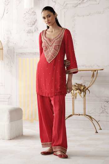 Basanti Kapde aur Koffee Red Viscose Georgette, Tissue V-neck, The Scarlet Symphony Embroidered Kurta Set at Aza Fashions Basanti Kapde aur Koffee_Red Viscose Georgette, Tissue V-neck, The Scarlet Symphony Embroidered Kurta Set _at_Aza_Fashions